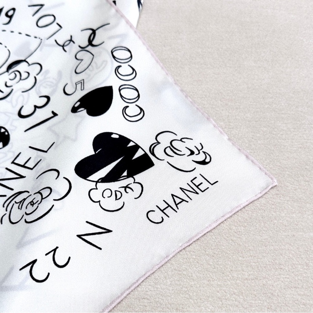 Chanel black and white patterned silk scarf - Picture 5 of 6